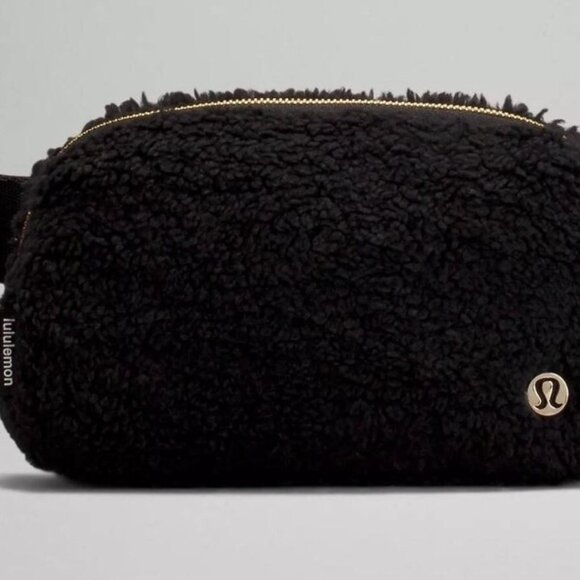 Lululemon Everywhere Belt Large Bag 2L Fleece Black/Gold - Picture 3 of 8